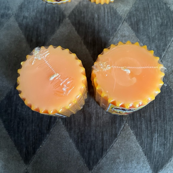 Yankee Candle Sunflower Fluted Pillar Candles Set of 2 - Picture 4 of 5